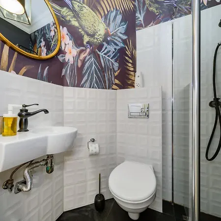 Zurawia Street Apartment